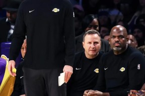 欧博体育入口 -洛杉矶湖人关键时刻内部沟通，志在亚冠名次提升，质疑声仍在，阵容厚度经受考验(湖人2024赛季中期补强最新情况)